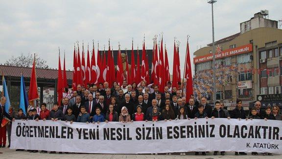 Sakaryalı Eğitimciler Başöğretmen Atatürkün Anıtına Çelenk Sundular