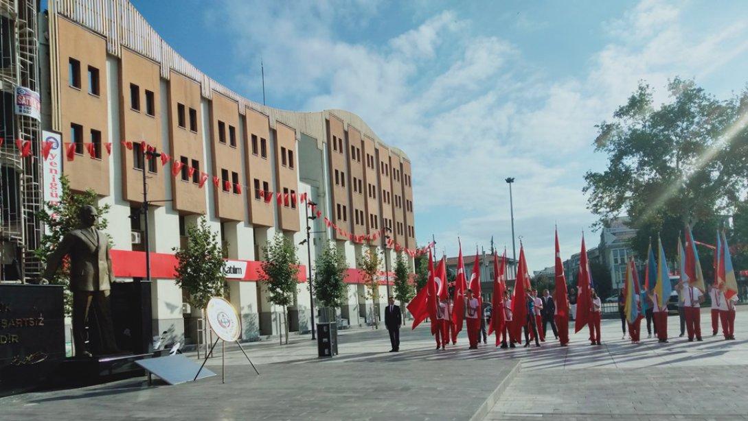 Eğitimciler Atatürk Anıtına Çelenk Sundu