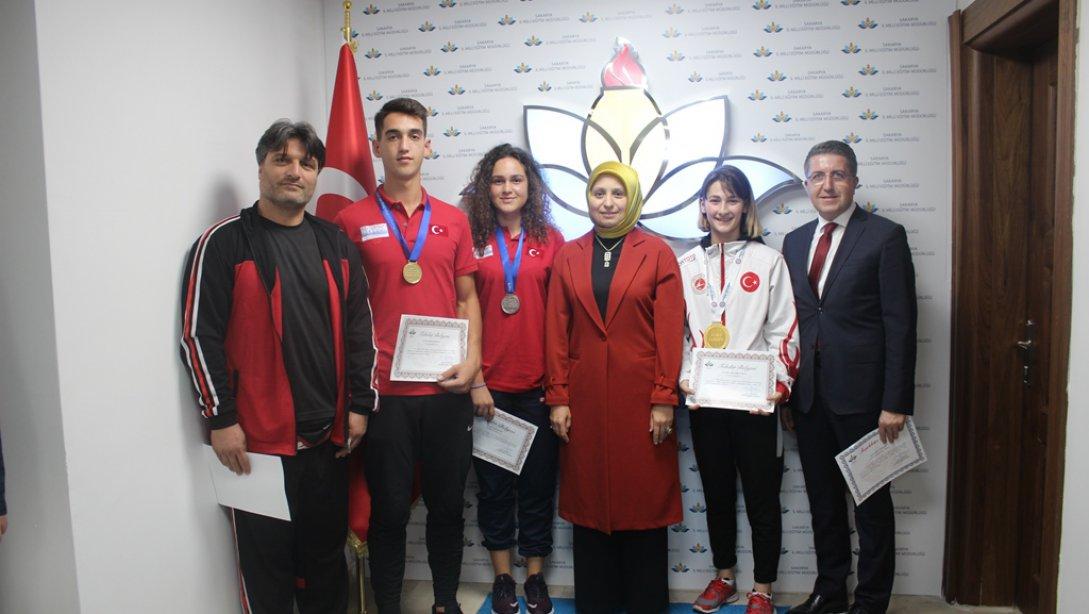 Serdivan Anadolu Lisesinin Şampiyon Öğrencilerine Durmuş'tan Başarı Belgesi