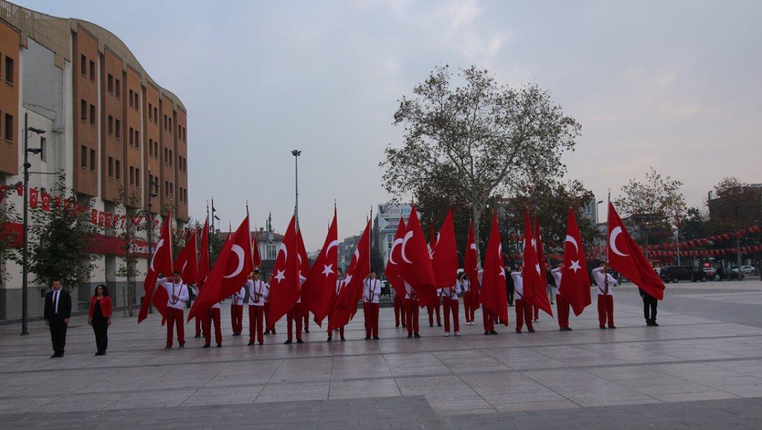 Eğitimciler Başöğretmen Atatürk'ün Anıtına Çelenk Sundu