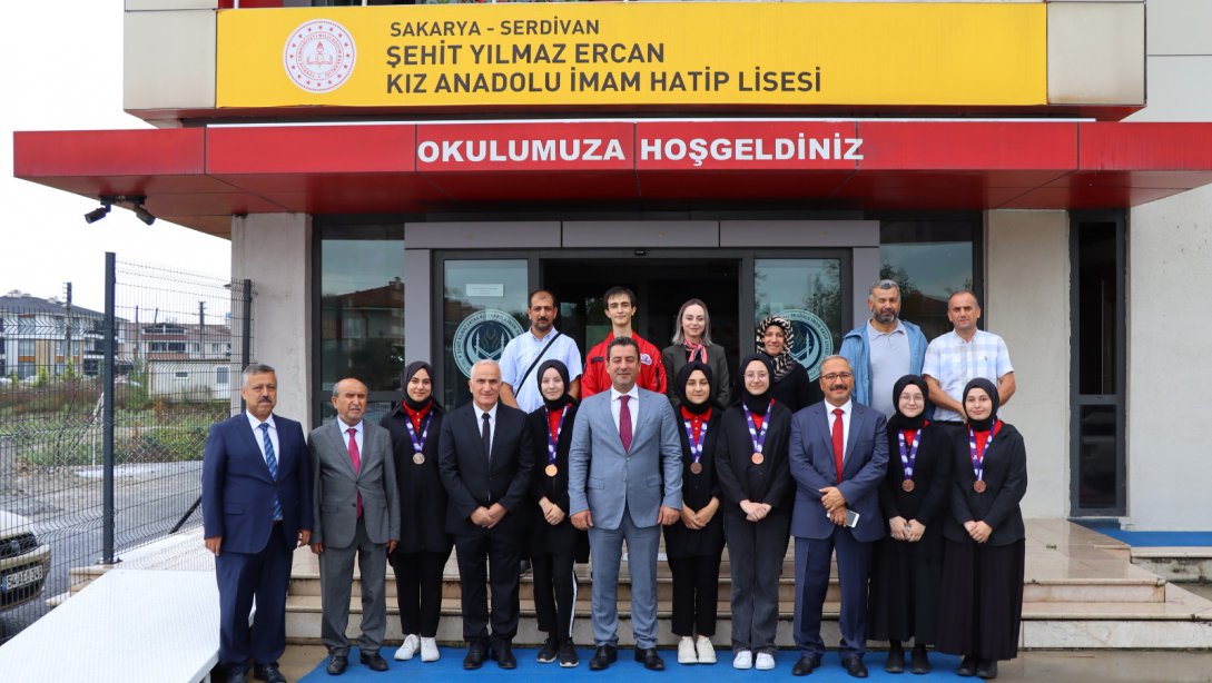 İl Millî Eğitim Müdürümüz Ebubekir Sıddık Savaşçı, TEKNOFEST 2022 Türkiye Üçüncüsü Öğrencilerimizle Buluştu