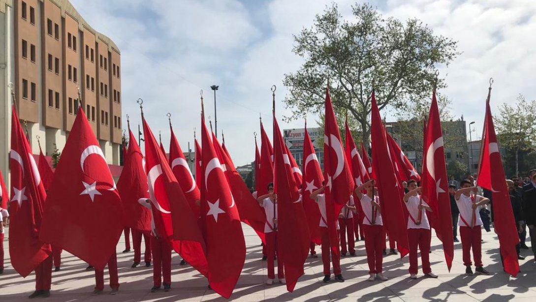 Eğitimciler Atatürk Anıtına Çelenk Sundu