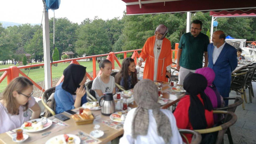 Yaz Kursundaki Öğrencilere Kahvaltı Etkinliği