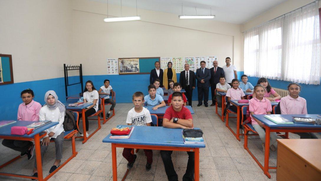 Valimiz Ahmet Hamdi Nayir yeni dönemle birlikte okul ziyaretlerine başladı