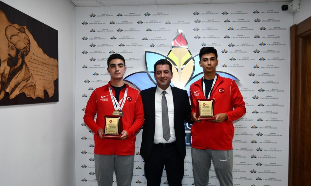 Tes-İş Adapazarı Anadolu Lisesinin Balkan Şampiyonu Öğrencileri