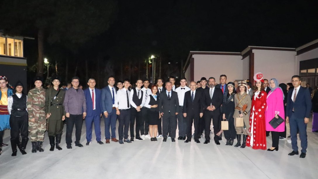 Valimiz Sayın Yaşar Karadeniz 29 Ekim Cumhuriyet Bayramı Törenlerinde Görev Alan Öğretmen ve Öğrencilerimizle Bir Araya Geldi